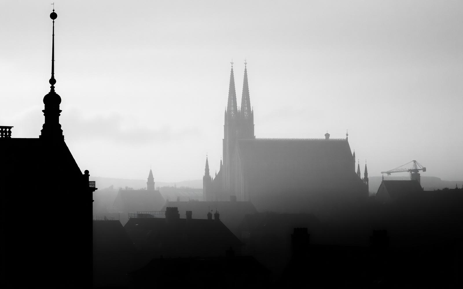 Silhouet van de Antwerpse skyline in de mist